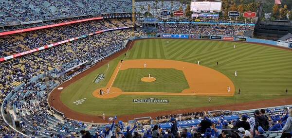 13일(한국시간) 5만3000석이 매진된 다저 스타디움에서 LA다저스-샌프란시스코 자이언츠가 플레이오프 8강전인 내셔널리그 디비전 시리즈 4차전에서 열전을 벌이고 있다. 세계적으로 악명높은 캘리포니아의 교통체증 때문에 상당수 팬들이 지각하는 일이 잦다.  (사진=봉화식)