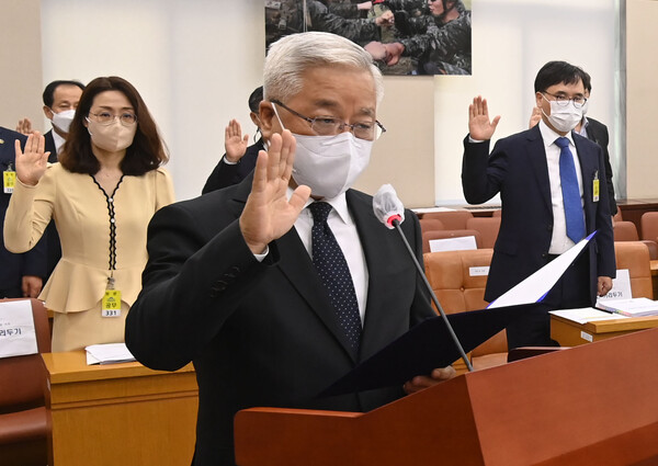 송선태 5·18민주화운동진상규명조사위원회 위원장이 15일 서울 여의도 국회에서 열린 국방위원회의 5·18민주화운동 진상규명 조사위 등의 국정감사에서 선서를 하고 있다.(사진=뉴스1)