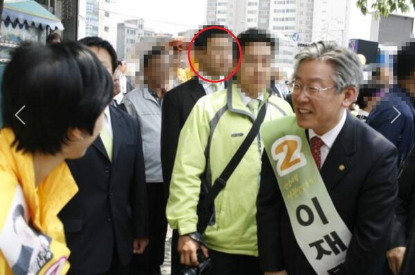 지난 2010년 이재명 당시 성남시장 후보 선거운동 모습. 붉은 원이 폭력조직원 출신 박모씨다. (사진=독자 제공)