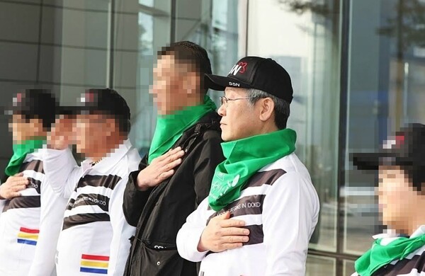 지난 2013년 4월 성남독도수호대의 일본 규탄 대회에 참석한 이재명 당시 성남시장. 이재명 후보의 좌측이 무허가 경호업체 특별경호단 단장 이모씨다. (사진=독자 제공)