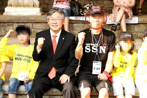 이재명 당시 성남시장(왼쪽)과 특별경호단 단장이자 새싹지킴이 단장인 이모씨. (사진=독자 제공)