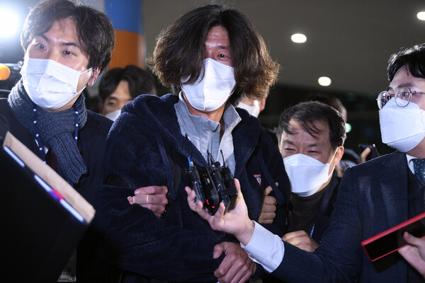 18일 새벽 귀국한 남욱 천화동인 4호 소유주를 검찰이 체포, 압송 중에 있다. (사진 =뉴스1)