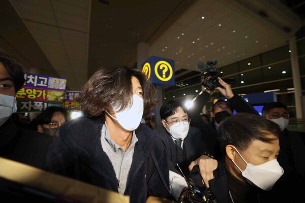 18일 새벽 인천공항을 통해 귀국한 남욱 변호사를 서울중앙지검으로 압송하는 운데 대장동 원주민들이 피켓을 들고 피켓을 들고 항의하고 있다.(사진=뉴스1)