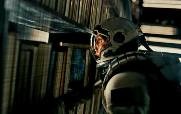 5차원의 세계에서 딸과 커뮤니케이션하는 아버지, 인터스텔라, 2014년