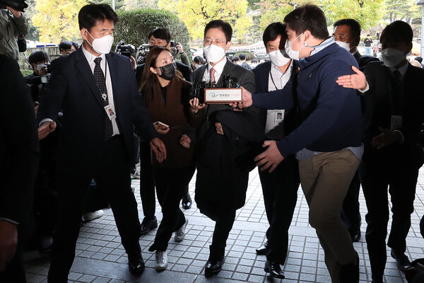 윤석열 검찰의 '선거개입' 사건의 핵심인물인 손준성 대구고검 인권보호관이 26일 오전 서울중앙지법에서 열린 구속영장실질심사에 출석하고 있다.