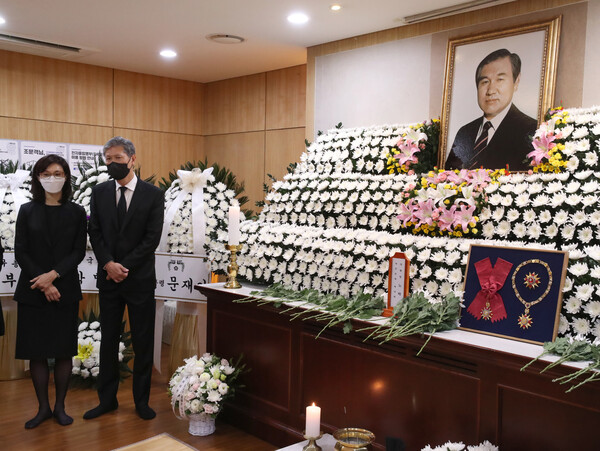 서울대병원 장례식장에 마련된 노태우 전 대통령의 빈소에서 딸 노소영 아트센터 나비 관장과 아들 노재헌 동아시아문화센터 이사장이 조문객을 맞이하고 있다. (사진=뉴스1) 