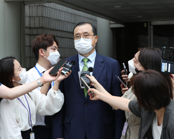 임성근 전 부산고법 부장판사가 지난 8월 12일 오후 서울 서초구 서울고등법원에서 열린 직권남용권리행사방해 항소심 선고 공판을 마친 후 취재진의 질의에 답변하고 있다. (사진=뉴스1)