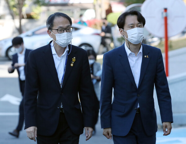 더불어민주당 박주민, 이탄희 의원이 28일 오후 서울 종로구 헌법재판소에서 열린 '재판 개입' 혐의를 받는 임성근 전 부장판사의 파면 여부 판단 탄핵심판 사건의 선고 공판에 참석하고 있다. (사진=뉴스1)