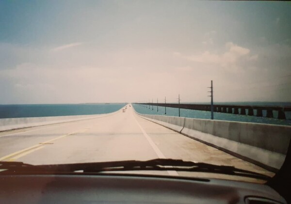마이애미와 최남단 섬 키웨스트를 잇는 교량 중 가장 긴 세븐 마일 브릿지. 옆은 사용 않는 과거의 기차 철교
