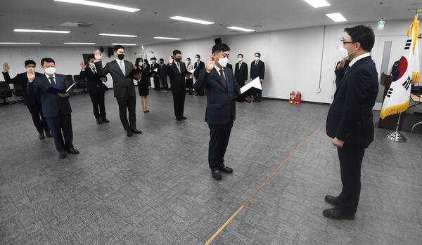 김진욱 공수처장이 28일 경기 과천정부청사 공수처에서 열린 '공수처 검사 임명장 수여식'에서 신임 검사들과 선서를 하고 있다. (사진=뉴스1)