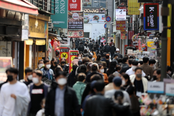 위드 코로나를 하루 앞둔 31일 명동 거리가 인파로 북적이면서 활기를 띠고 있다. (사진=뉴스1) 