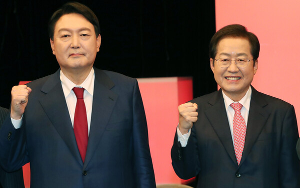 지난 25일 대전KBS에서 열린 국민의힘 대선후보 충청지역 합동토론회에서 윤석열, 홍준표 후보가 기념촬영을 하고 있다. (사진=뉴스1)