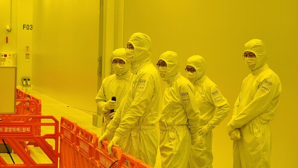 지난 1월 이재용 삼성전자 부회장이 평택 2공장을 찾아 EUV 전용라인을 점검하고 있다. (사진=삼성전자)