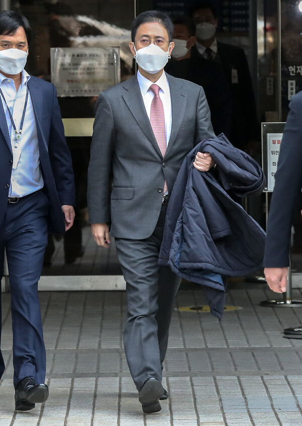 손준성 검사가 지난달 26일 법원의 구속영장실질심사를 마친 뒤 걸어나오고 있다. 이날 손 검사에 대한 구속영장은 기각됐다. (사진=뉴스1)
