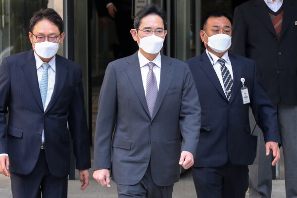 프로포폴 불법투약' 혐의를 받고 있는 이재용 삼성전자 부회장이 지난달 26일 오전 서울 서초구 서울중앙지방법원에서 열린 1심 선고 공판을 마친 뒤 법원을 나서고 있다.(사진=뉴스1)