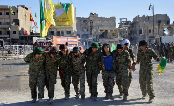 IS가 점령했던 도시를 되찾은 YPJ 여전사들이 광장에 YPJ, YPG, 쿠르디스탄 깃발을 걸어 놓고 전통 춤을 추며 기뻐하고 있다. @YPJ