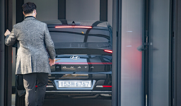 손준성 검사가 2일 경기 정부과천청사 공수처에 차량을 타고 들어서고 있다. (사진=뉴스1)