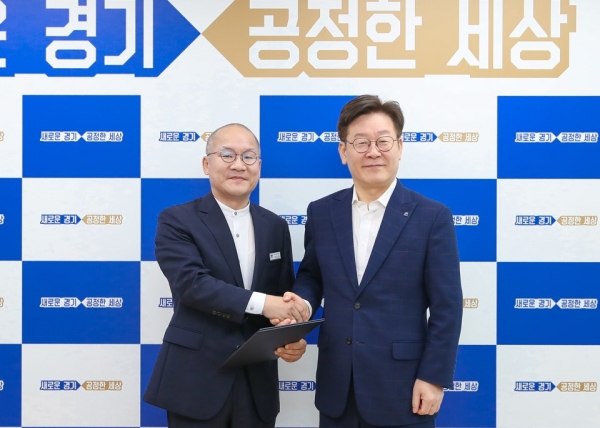 지난 2018년 8월 2일 이재명 당시 경기지사가 강위원 당시 경기도농수산진흥원 원장에게 임명장을 주고 있다. (사진=경기도청 제공)