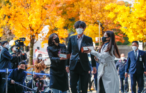 천화동인 4호 소유주인 남욱 변호사가 3일 구속영장실질심사를 받기 위해 서울중앙지방법원에 들어서고 있다. (사진=뉴스1)