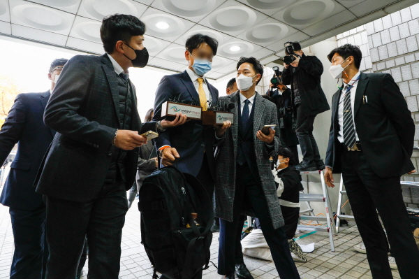 전 성남도시개발공사 투자전략팀장 정민용 변호사가 3일 구속영장실질심사를 받기 위해 법원에 출석하고 있다.  (사진=뉴스1)