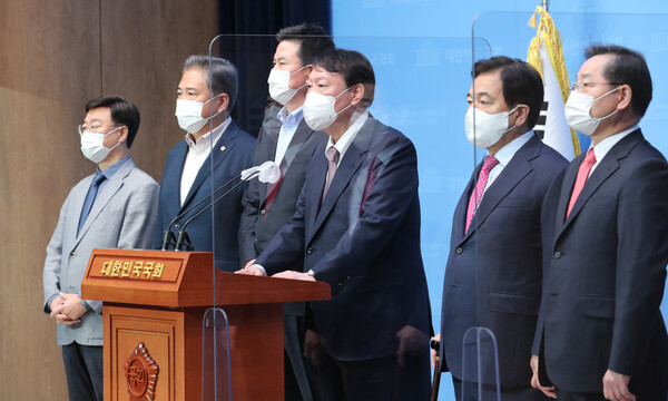 지난달 24일 국회 소통관에서 윤석열 국민의힘 대선 경선후보가 공동선대위원장 및 공존과혁신위원장 영입 기자회견을 갖고 있다. (사진=뉴스1)