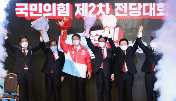 윤석열 국민의힘 대선후보가 5일 오후 서울 용산구 백범김구기념관에서 열린 제2차 전당대회에서 대선 후보에 최종 선출된 후 당 지도부, 경선주자들과 함께 인사하고 있다. 왼쪽부터 김기현 원내대표, 홍준표 후보, 윤 후보, 유승민 후보, 원희룡 후보, 이준석 대표. (사진=뉴스1)