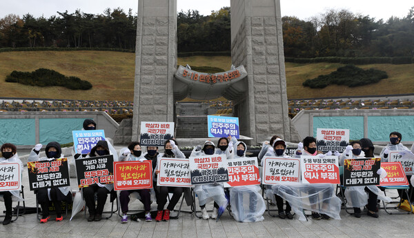 윤석열 국민의힘 후보의 국립5·18민주묘지 참배를 막기 위해 10일 오후 오월어머니집 어머니들이 묘역내 민주항쟁탑 앞에서 ‘전두환 옹호’ 발언을 비판하는 피켓을 들고 시위를 하고 있다.  (사진=뉴스1)