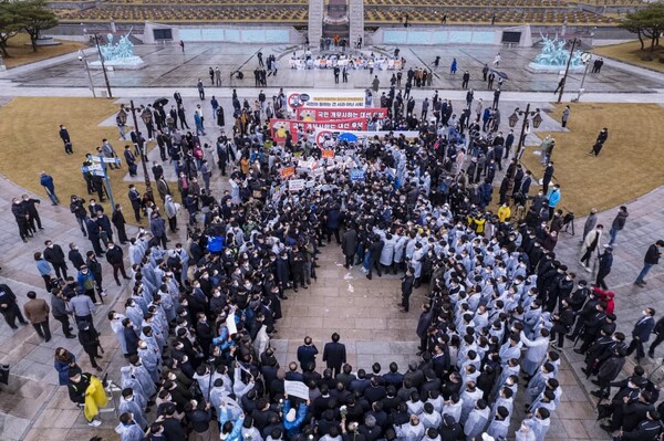 윤석열 국민의힘 후보가 10일 오후 광주 시민들의 항의가 이어지는 가운데, 5.18민주묘지 추모탑 입구에서 경찰에 둘러싸여 사과 발언을 하고 있다. (사진=뉴스1)  