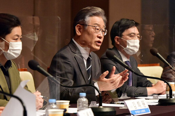 이재명 더불어민주당 후보가 10일 오전 서울 중구 프레스센터에서 열린 관훈클럽 초청 토론회에 참석, 패널들의 질의에 답변하고 있다. (사진=뉴스1)