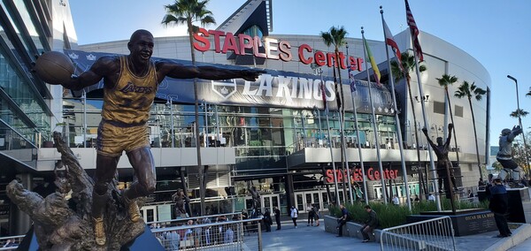 미국 전역에서 코로나 바이러스 백신 접종 비율이 높아지며 연말부터 각종 모임과 경제활동이 활발해지고 있다. 이달초 LA다운타운의 스테이플스 센터에서 열린 회사 설명 박람회에 몰려든 구직 희망자들이 매직 존슨 동상 뒤에서 면접 차례를 기다리고 있다. (사진=봉화식)