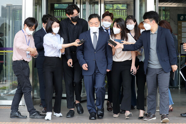 지난 6월 2일 기자들이 박범계 법무부 장관과 면담을 마치고 나서는 김오수 검찰총장에게 질문을 하고 있다. (사진=뉴스1)