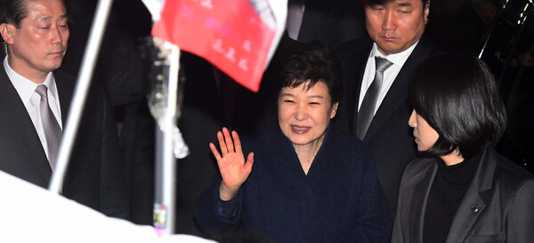 지난 2017년 3월 12일 박근혜 전 대통령이 헌법재판소의 탄핵심판 인용으로 청와대를 떠나 서울 강남구 삼성동 사저로 들어가기 전 지지자들과 인사를 나누고 있다. (사진=뉴스1)