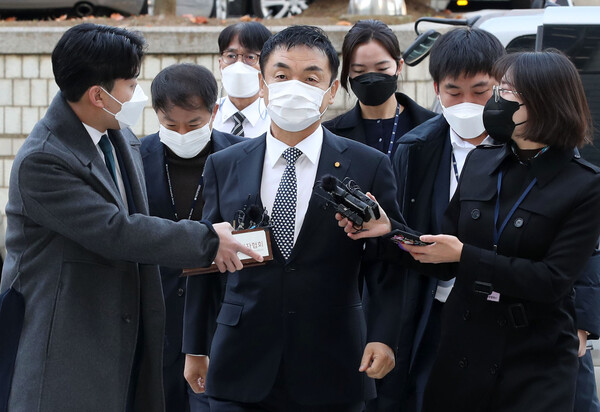 주가조작 혐의를 받는 권오수 도이치모터스 회장이 구속 전 피의자심문(영장실질심사)를 받기 위해 16일 오전 서울 서초동 서울중앙지방법원에 출석하고 있다. (사진-뉴스1) 