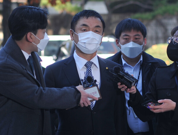 권오수 도이치모터스 회장이 16일 오전 구속 전 피의자심문(구속영장실질심사)를 받기 위해 서울 서초구 서울중앙지방법원에 출석하고 있다. 권 회장은 이날 밤 늦게 구속됐다.(사진=뉴스1)