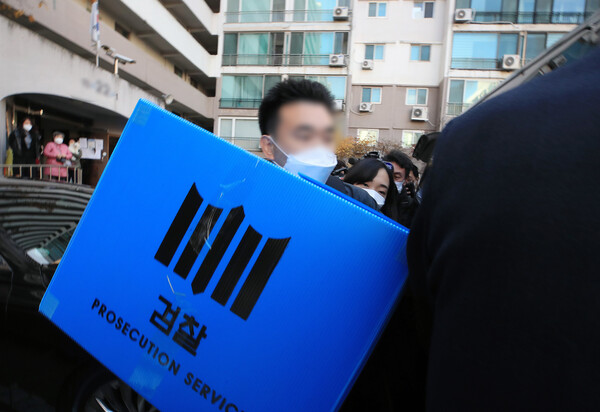 대장동 개발 비리 의혹을 수사 중인 검찰이 17일 오전 서울 송파구 곽상도 전 의원의 자택을 압수수색하고 있다. (사진=뉴스1)