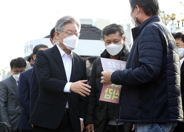 이재명 더불어민주당 대선후보가 지난 15일 오후 서울 세종대로 정부서울청사 앞에 차려진 지역화폐 골목상권살리기 운동본부 농성 현장을 방문해 소상공인 및 자영업자들과 인사를 나누고 있다. (사진=뉴스1)