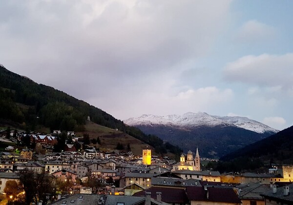 멀리 알프스가 보이는 북이탈리아 산악 도시 보르미오(Bormio) 