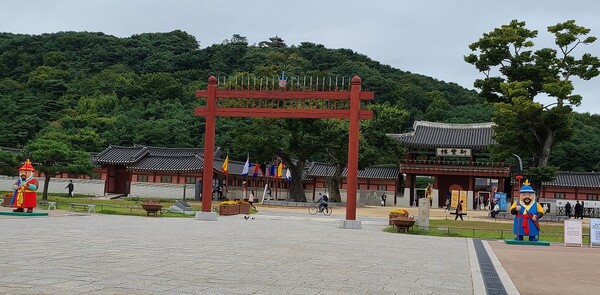 수원 화성 홍살문. 오른쪽 옆에는 하마비가 세워져 있고, 뒤편으로 신풍루가 있다. (사진=황현탁)