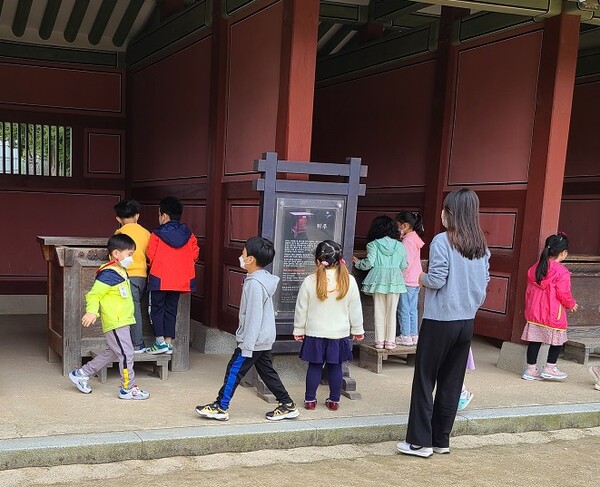 수원 화성에서 어린이 관람객들이 사도세자가 갇혔던 '뒤주'를 들여다보고 있다. (사진=황현탁)