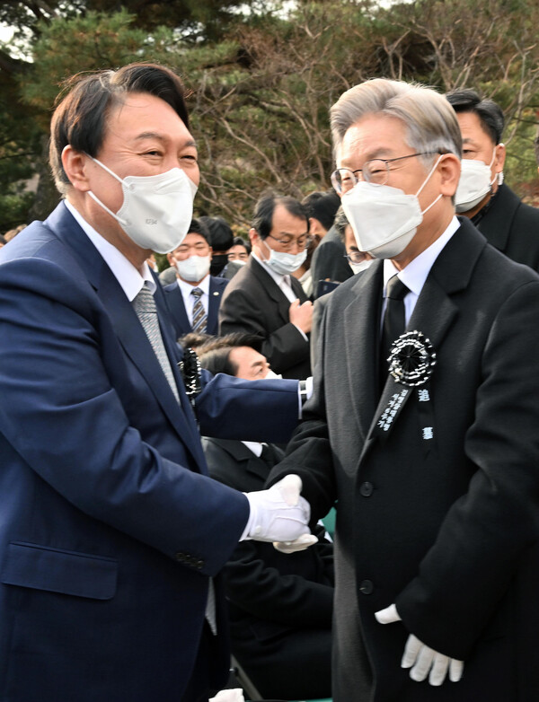 이재명 더불어민주당 대선 후보와 윤석열 국민의힘 대선 후보가 22일 국립현충원에서 열린 고 김영삼 전 대통령 추도식에서 만나 악수하며 인사하고 있다. (사진=뉴스1)