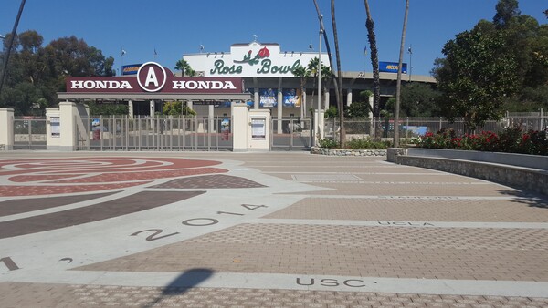 FIFA 남녀 월드컵과 LA올림픽 축구 결승, 5차례의 프로풋볼(NFL) 챔피언십인 수퍼보울을 개최하며 국제적으로 구기종목의 성지로 자리잡은 패사디나 로즈보울 스타디움의 메인 게이트 전경. 