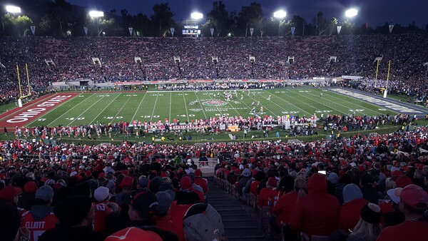곳곳에 장미꽃 문양이 돋보이는 이곳은 매년 1월1일 경기장 이름과 같은 대학풋볼(NCAA) 로즈보울 챔피언십을 개최하며 한일 월드컵 직전인 2002년 2월 거스 히딩크 감독의 한국팀이 친선경기서 강호 멕시코를 꺾는 이변을 연출, 4개월뒤 4강 신화를 예고하기도 했다.