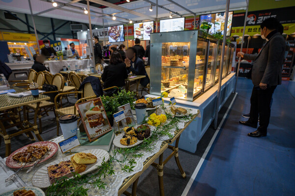 지난 4일 서울 강남구 세텍(SETEC)에서 열린 제63회 프랜차이즈 창업박람회를 찾은 관람객들이 부스를 둘러보며 창업 트렌드 및 정보를 얻고 있다. (사진=뉴스1)