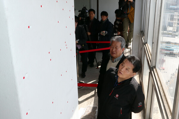 지난 2017년 2월 광주 금남로 전일빌딩을 찾은  5‧18 당시 전일방송 재직자들이 계엄군의 헬기사격 탄흔을  살펴보고 있다. (사진=뉴스1)  