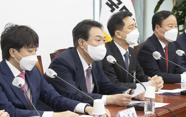 윤석열 국민의힘 대선 후보가 25일 국회에서 열린 최고위원회의에서 선거대책위원회 본부장 인선 결과를 발표하고 있다. (사진=뉴스1)