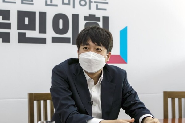 이준석 국민의힘 당 대표가 26일 오전 뉴스버스와 단독 인터뷰 중 질문에 답변하고 있다. (사진=뉴스버스) 