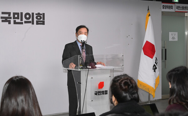 김병준 국민의힘 상임선대위원장이 26일 오전 서울 여의도 국민의힘 당사에서 기자회견을 갖고 "상임선대위원장직 수행을 열심히 할 생각"이라는 입장을 밝히고 있다. (사진=뉴스1)