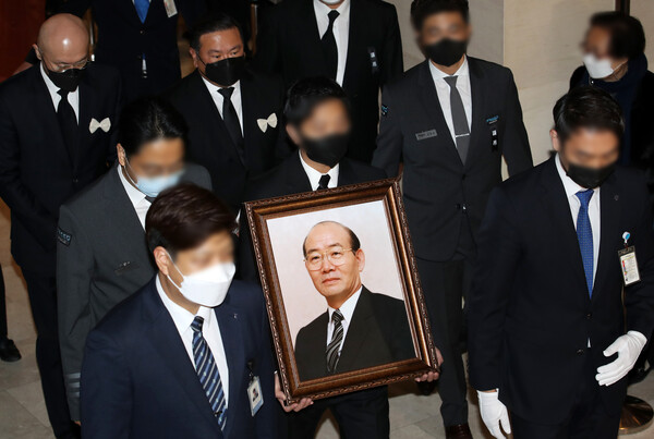27일 서울 서대문구 신촌세브란스병원 장례식장에서 전두환의 발인이 진행되고 있다. (사진=뉴스1)