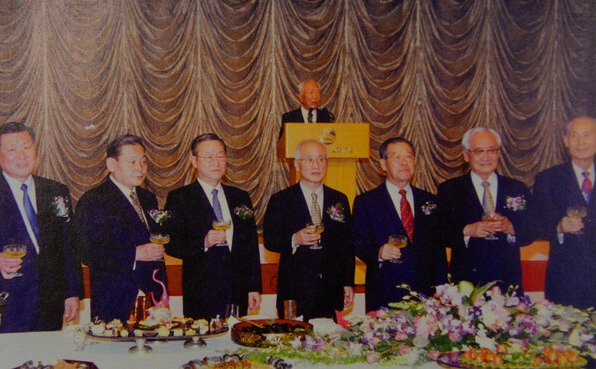 지난 1999년 3월 11일 서울 롯데호텔에서 열린 전경련 회장단 취임 인사회에서 경제계 인사들이 신현확 전 총리의 건배사에 잔을 들고 있다. 왼쪽부터 당시 정몽구 현대자동차 회장, 이건희 삼성그룹 회장, 이규성 재경부 장관. 김우중 전경련 회장, 김종필 총리, 박준규 전 국회의장, 이만섭 전 국회의장. (사진=뉴스1)