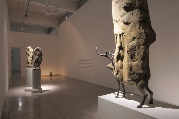 ‘직립의 나날들’ 전시풍경 베이징 제로아트스페이스 2014년 / (사진 제공=송필)